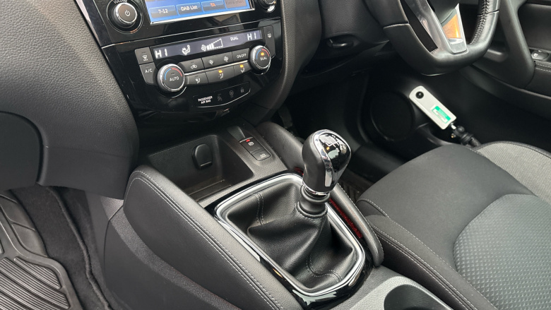 Nissan Qashqai 1.2 DiG-T N-Connecta 5dr Petrol Hatchback